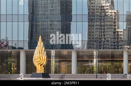 Bangkok, Thailand - 15. Dezember 2022 - Außenarchitektur des Queen Sirikit National Convention Center (QSNCC) für die öffentliche Business-Veranstaltung und Stockfoto