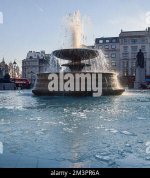 London, England, Großbritannien. 16.. Dezember 2022. Die Springbrunnen am Trafalgar Square frieren, während die Temperaturen im gesamten Vereinigten Königreich unter Null liegen. (Kreditbild: © Vuk Valcic/ZUMA Press Wire) Kredit: ZUMA Press, Inc./Alamy Live News Stockfoto