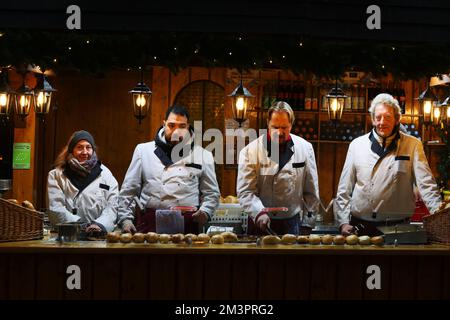 Bratwurst, Grill, Nürnberg, Nürnberger Weihnachtsmarkt, Nürnberger Christkindlesmarkt, Mit Engeln, Anhänger, Kugeln, Glühwein und vielen Grillsachen! Stockfoto