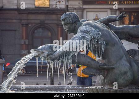 London, England, Großbritannien. 16.. Dezember 2022. Die Springbrunnen am Trafalgar Square frieren, während die Temperaturen im gesamten Vereinigten Königreich unter Null liegen. (Kreditbild: © Vuk Valcic/ZUMA Press Wire) Kredit: ZUMA Press, Inc./Alamy Live News Stockfoto