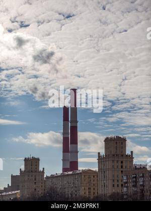 CHP in der Stadt. Aus den Wärmerohren des Kraftwerks steigt Rauch in den Himmel. Rohr aus Blockheizkraftwerk KWK oder Kraft-Wärme-Kopplung gegen BA Stockfoto