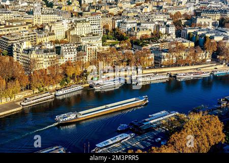 Wunderschöner Panoramablick über historische Pariser Gebäude vom Eiffelturm. Landschaft von Paris und seine. Dachansicht aus der Vogelperspektive. Höhenklasse Stockfoto