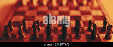 Schachfiguren auf dem Spielbrett, strategische Spiele, Panoramablick Stockfoto
