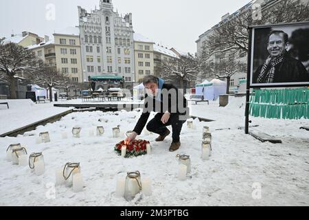 Prag, Tschechische Republik. 16.. Dezember 2022. Abgeordneter des tschechischen Parlaments und Kulturrat in Prag 6 Jan Lacina spricht für Vaclav Havel anlässlich seines Todestages, Sabach Park, Prag, Tschechische Republik, Dezember 16, 2022. Der tschechische Präsident Vaclav Havel ist am 18.. Dezember 2011 gestorben. Kredit: VIT Simanek/CTK Photo/Alamy Live News Stockfoto