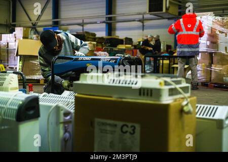 Ein Freiwilliger reinigt einen elektrischen Generator mit elektrischen Heizkörpern vor sich. Vorbereitungen laufen und Material bereit für die Abreise in die Ukraine über die Vereinigung Ukraine Libre Toulouse. Halle 9 des Parc des Expositions auf der Ile du Ramier. France Toulouse am 15. Dezember 2022. Foto: Patricia Huchot-Boissier/ABACAPRESS.COM Kredit: Abaca Press/Alamy Live News Stockfoto