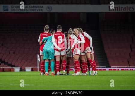 London, Großbritannien. 15.. Dezember 2022. London, England, Dezember 15. 2022: Zusammentreffen der Arsenal-Mannschaft während des Spiels der UEFA Womens Champions League zwischen Arsenal und Olympique Lyonnais im Emirates Stadium in London, England (Natalie Mincher/SPP) Kredit: SPP Sport Press Photo. Alamy Live News Stockfoto