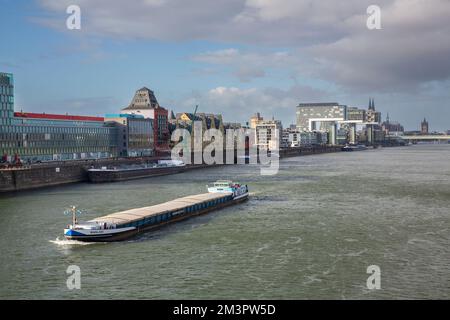 Blick auf den Rheinauhafen und den Rhein von der Südbrücke. Im Vordergrund befindet sich das Schubboot „Festland“. Stockfoto