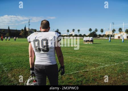 Eine Nahaufnahme eines amerikanischen Fußballspielers, der auf dem Spielfeld steht. Stockfoto