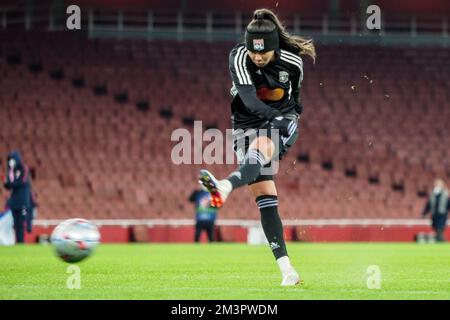 London, Großbritannien. 15.. Dezember 2022. London, England, Dezember 15. 2022: Selma Bacha (Olympique Lyonnais 4) wärmt sich während des Spiels der UEFA Womens Champions League zwischen Arsenal und Olympique Lyonnais im Emirates Stadium in London, England auf (Natalie Mincher/SPP) Guthaben: SPP Sport Press Photo. Alamy Live News Stockfoto