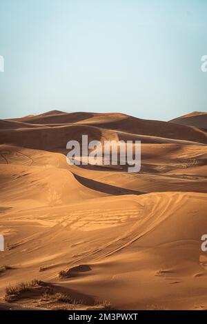 Sandtextur in Marokko, Sahara, Merzouga-Wüste, Porträt-orientiert Stockfoto