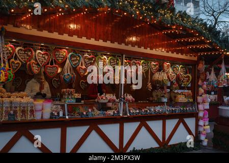 Dortmund, Deutschland - 13. Dezember 2022: Verschiedene Arten von weihnachtsgeschenken auf dem Weihnachtsmarkt. Fröhliche Atmosphäre und Dekoration bei Fair, Preparatio Stockfoto