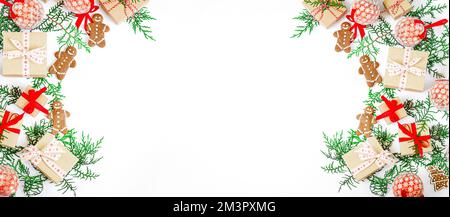 Weihnachtsbanner mit Geschenkboxen, Lebkuchen, Tannenzweigen und Weihnachtsbällen isoliert auf weißem Hintergrund Stockfoto