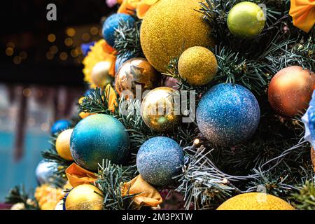 Weihnachtsbaum mit blauen und gelben Dekorationen in den Farben der ukrainischen Flagge Stockfoto