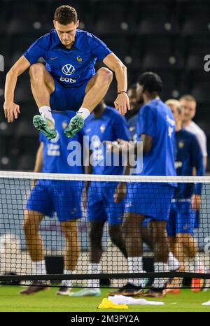 Doha, Katar. 16.. Dezember 2022. Fußball: Weltmeisterschaft, vor dem Finale Argentinien - Frankreich, trainiert Frankreich im Al Sadd SC Stadion. Frankreichs Benjamin Pavard springt über ein Tennisnetz. Kredit: Robert Michael/dpa - WICHTIGER HINWEIS: Gemäß den Anforderungen der DFL Deutsche Fußball Liga und des DFB Deutscher Fußball-Bund ist es verboten, im Stadion aufgenommene Fotos und/oder das Spiel in Form von Sequenzbildern und/oder videoähnlichen Fotoserien zu verwenden oder verwenden zu lassen./dpa/Alamy Live News Stockfoto