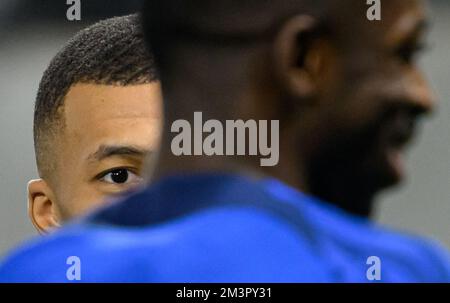 Doha, Katar. 16.. Dezember 2022. Fußball: Weltmeisterschaft, vor dem Finale Argentinien - Frankreich, trainiert Frankreich im Al Sadd SC Stadion. Der französische Kylian Mbappe ist auf dem Trainingsplatz. Kredit: Robert Michael/dpa - WICHTIGER HINWEIS: Gemäß den Anforderungen der DFL Deutsche Fußball Liga und des DFB Deutscher Fußball-Bund ist es verboten, im Stadion aufgenommene Fotos und/oder das Spiel in Form von Sequenzbildern und/oder videoähnlichen Fotoserien zu verwenden oder verwenden zu lassen./dpa/Alamy Live News Stockfoto