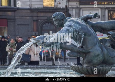 London, England, Großbritannien. 16.. Dezember 2022. Die Springbrunnen am Trafalgar Square erfrieren, während die Temperaturen im gesamten Vereinigten Königreich unter Null liegen. (Kreditbild: © Vuk Valcic/ZUMA Press Wire) Stockfoto