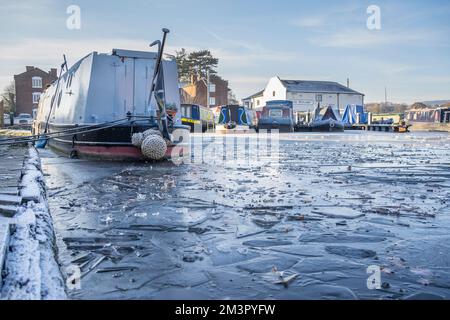 Stourport-on-Severn, Großbritannien. 16.. Dezember 2022. Wetter im Vereinigten Königreich: Überall Eis, da es in den Midlands immer noch eiskalt ist. Das Wasser in der Basin Marina ist fest gefroren in Stourport-on-Severn und diese Worcestershire Boote fahren heute nirgendwo hin! Kredit: Lee Hudson/Alamy Live News Stockfoto