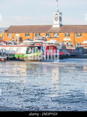 Stourport-on-Severn, Großbritannien. 16.. Dezember 2022. Wetter im Vereinigten Königreich: Überall Eis, da es in den Midlands immer noch eiskalt ist. Das Wasser in der Basin Marina ist fest gefroren in Stourport-on-Severn und diese Worcestershire Boote fahren heute nirgendwo hin! Kredit: Lee Hudson/Alamy Live News Stockfoto