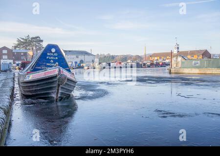 Stourport-on-Severn, Großbritannien. 16.. Dezember 2022. Wetter im Vereinigten Königreich: Überall Eis, da es in den Midlands immer noch eiskalt ist. Das Wasser im Yachthafen ist fest gefroren in Stourport-on-Severn und die Boote fahren nirgendwo hin. Kredit: Lee Hudson/Alamy Live News Stockfoto