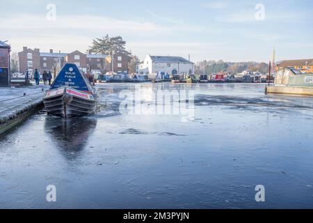 Stourport-on-Severn, Großbritannien. 16.. Dezember 2022. Wetter im Vereinigten Königreich: Überall Eis, da es in den Midlands immer noch eiskalt ist. Das Wasser im Yachthafen ist fest gefroren in Stourport-on-Severn und die Boote fahren nirgendwo hin. Kredit: Lee Hudson/Alamy Live News Stockfoto