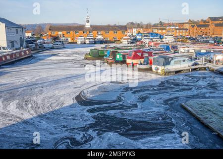 Stourport-on-Severn, Großbritannien. 16.. Dezember 2022. Wetter im Vereinigten Königreich: Überall Eis, da es in den Midlands immer noch eiskalt ist. Das Wasser in der Basin Marina ist fest gefroren in Stourport-on-Severn und diese Worcestershire Boote fahren heute nirgendwo hin! Kredit: Lee Hudson/Alamy Live News Stockfoto