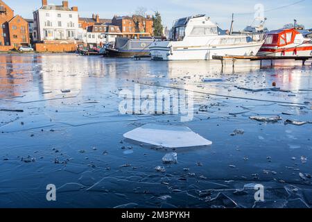 Stourport-on-Severn, Großbritannien. 16.. Dezember 2022. Wetter im Vereinigten Königreich: Überall Eis, da es in den Midlands immer noch eiskalt ist. Das Wasser im Yachthafen ist fest gefroren in Stourport-on-Severn und die Boote fahren nirgendwo hin. Kredit: Lee Hudson/Alamy Live News Stockfoto