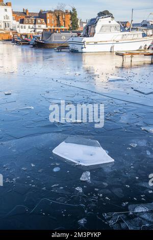 Stourport-on-Severn, Großbritannien. 16.. Dezember 2022. Wetter im Vereinigten Königreich: Überall Eis, da es in den Midlands immer noch eiskalt ist. Das Wasser im Yachthafen ist fest gefroren in Stourport-on-Severn und die Boote fahren nirgendwo hin. Kredit: Lee Hudson/Alamy Live News Stockfoto