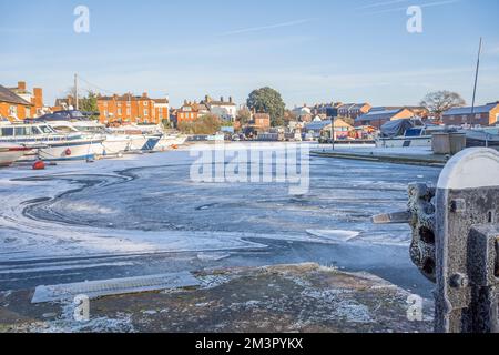 Stourport-on-Severn, Großbritannien. Dezember 2022. Wetter in Großbritannien: Eis überall, da es in den Midlands immer noch frostige Bedingungen gibt. Das Wasser im Yachthafen ist fest gefroren in Stourport-on-Severn und Boote fahren heute nirgendwo hin. Quelle: Lee Hudson/Alamy Live News Stockfoto