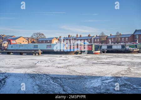 Stourport-on-Severn, Großbritannien. 16.. Dezember 2022. Wetter im Vereinigten Königreich: Überall Eis, da es in den Midlands immer noch eiskalt ist. Das Wasser in der Basin Marina ist fest gefroren in Stourport-on-Severn und diese Worcestershire Boote fahren heute nirgendwo hin! Kredit: Lee Hudson/Alamy Live News Stockfoto