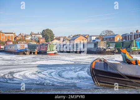 Stourport-on-Severn, Großbritannien. 16.. Dezember 2022. Wetter im Vereinigten Königreich: Überall Eis, da es in den Midlands immer noch eiskalt ist. Das Wasser in der Basin Marina ist fest gefroren in Stourport-on-Severn und diese Worcestershire Boote fahren heute nirgendwo hin! Kredit: Lee Hudson/Alamy Live News Stockfoto