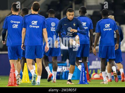 Doha, Katar. 16.. Dezember 2022. Fußball: Weltmeisterschaft, vor dem Finale Argentinien - Frankreich, trainiert Frankreich im Al Sadd SC Stadion. Frankreichs Kylian Mbappe wärmt sich auf. Kredit: Robert Michael/dpa - WICHTIGER HINWEIS: Gemäß den Anforderungen der DFL Deutsche Fußball Liga und des DFB Deutscher Fußball-Bund ist es verboten, im Stadion aufgenommene Fotos und/oder das Spiel in Form von Sequenzbildern und/oder videoähnlichen Fotoserien zu verwenden oder verwenden zu lassen./dpa/Alamy Live News Stockfoto