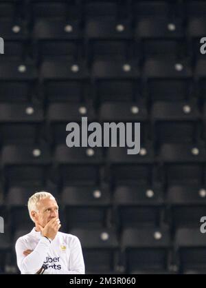 Doha, Katar. 16.. Dezember 2022. Fußball: Weltmeisterschaft, vor dem Finale Argentinien - Frankreich, trainiert Frankreich im Al Sadd SC Stadion. Der französische Trainer Didier Deschamps folgt der Schulung. Kredit: Robert Michael/dpa - WICHTIGER HINWEIS: Gemäß den Anforderungen der DFL Deutsche Fußball Liga und des DFB Deutscher Fußball-Bund ist es verboten, im Stadion aufgenommene Fotos und/oder das Spiel in Form von Sequenzbildern und/oder videoähnlichen Fotoserien zu verwenden oder verwenden zu lassen./dpa/Alamy Live News Stockfoto