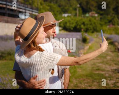 Konzept der Frischluft und der Teilnahme an Aktivitäten im Freien. Ein paar verliebte Studenten lächeln und machen Selfie-Fotos mit einer Smartphone-Kamera, während sie im Urlaub durch die Türkei reisen Stockfoto