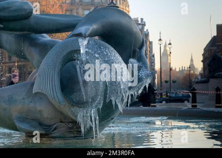 Trafalgar Square, London, Großbritannien. 16. Dezember 2022. UK Weather: trafalgar Square Springbrunnen, gefroren. Frost in London. Kredit: Matthew Chattle/Alamy Live News Stockfoto