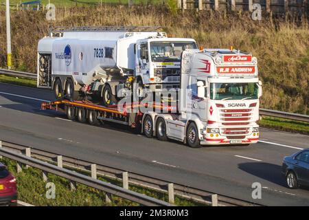 R.R Andrew Bulk Haulage, Scania Super AgriLiner 7828 WORLD FUEL Services. VOVO-Lkw auf Tieflader, der auf der Autobahn M6 UK fährt Stockfoto