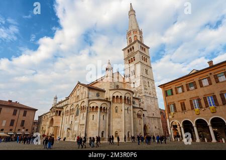 Romanische Modena-Kathedrale (Dom, gewidmet der Himmelfahrt der Jungfrau und des Heiligen Geminianus - Gebäude begann 1099) mit der Ghirlandina Stockfoto