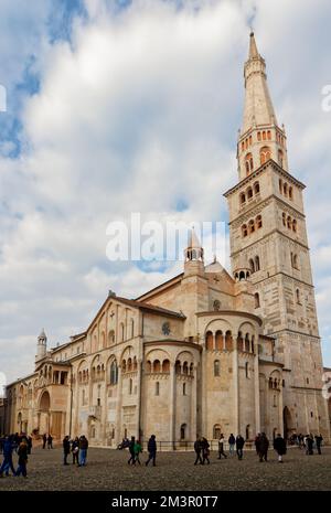 Romanische Modena-Kathedrale (Dom, gewidmet der Himmelfahrt der Jungfrau und des Heiligen Geminianus - Gebäude begann 1099) mit der Ghirlandina Stockfoto