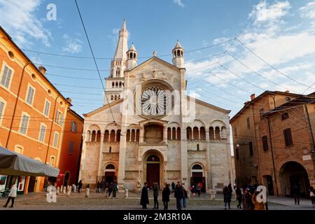 Romanische Kathedrale von Modena (Dom, der der Himmelfahrt der Jungfrau Maria und des Heiligen Geminianus gewidmet ist - Gebäude wurde 1099 gegründet) - Fassade Stockfoto