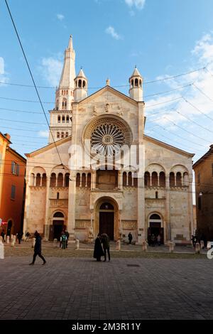 Romanische Kathedrale von Modena (Dom, der der Himmelfahrt der Jungfrau Maria und des Heiligen Geminianus gewidmet ist - Gebäude wurde 1099 gegründet) - Fassade Stockfoto