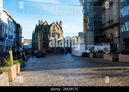 Truro, Cornwall, 16.. Dezember 2022, trotz des eiskalten Wetters, waren die Leute unterwegs und genossen die Weihnachtsfeierlichkeiten an einem sonnigen Tag in Truro sowie den Weihnachtsmarkt. Das Wetter war heute kühl 5C. Kredit: Keith Larby/Alamy Live News Stockfoto