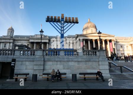 Trafalgar Square, London, Großbritannien. 16.. Dezember 2022. Die Menorah for Chanukah, das jüdische Lichterfest, wird am Trafalgar Square, London, installiert. Kredit: Matthew Chattle/Alamy Live News Stockfoto