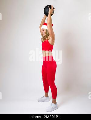 Fit Young Woman in Christmas Holiday Outfit Medizin Ball Workout Stockfoto