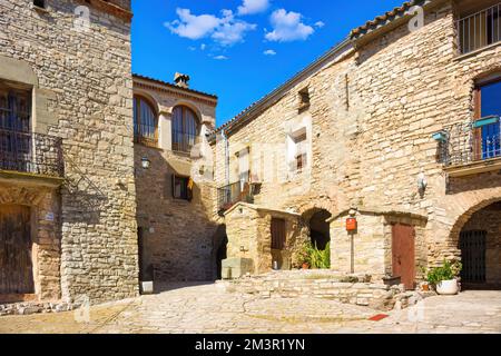 Hauptplatz des ummauerten historischen Zentrums von Montfalcó Murallat, Katalonien, Spanien Stockfoto