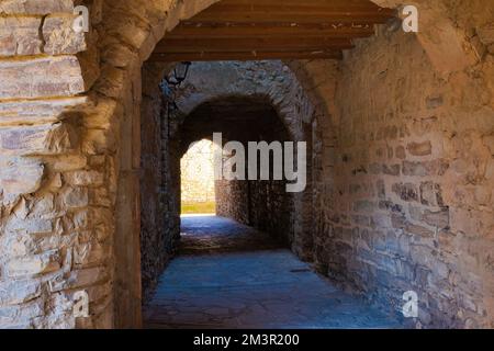 Tunnel in einer schmalen Straße im ummauerten historischen Zentrum von Montfalcó Murallat, Katalonien, Spanien Stockfoto