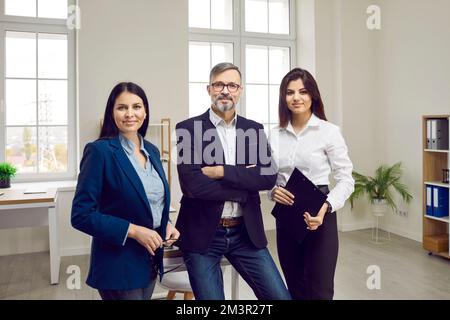 Porträt eines gemeinsam im Büro stehenden Business-Teams Stockfoto