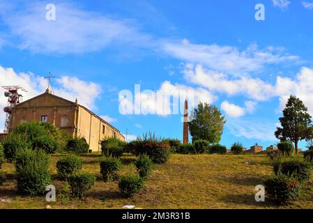 kirche und Kloster S. Maria di Gesù von Montesalvo und Obelisk im Zentrum von sizilien enna italien Stockfoto