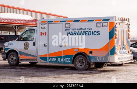 New Liskeard, Ontario, Kanada - 13. Dezember 2022 : Ein Rettungswagen von Timiskaming EMS in New Liskeard, Ontario. Stockfoto