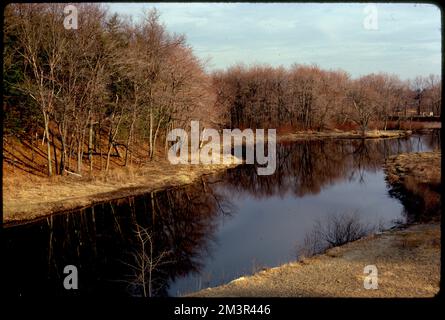 Rte. 27 Charles River an der Medfield-Sherborn-Grenze. Potenzieller Erholungsbereich: So. westen, Flüsse, Gräser, Wälder. Fotos von Ernst Halberstadt Stockfoto