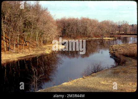 Rte. 27 Charles River an der Medfield-Sherborn-Grenze. Potenzieller Erholungsbereich: So. westen, Flüsse, Gräser, Wälder. Fotos von Ernst Halberstadt Stockfoto