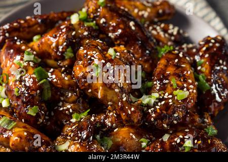 Hausgemachte asiatische Chili Crunch Chicken Wings mit Sesamsamen Stockfoto